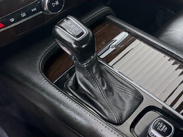 Used 2019 Magic Blue Metallic Volvo Momentum image 16