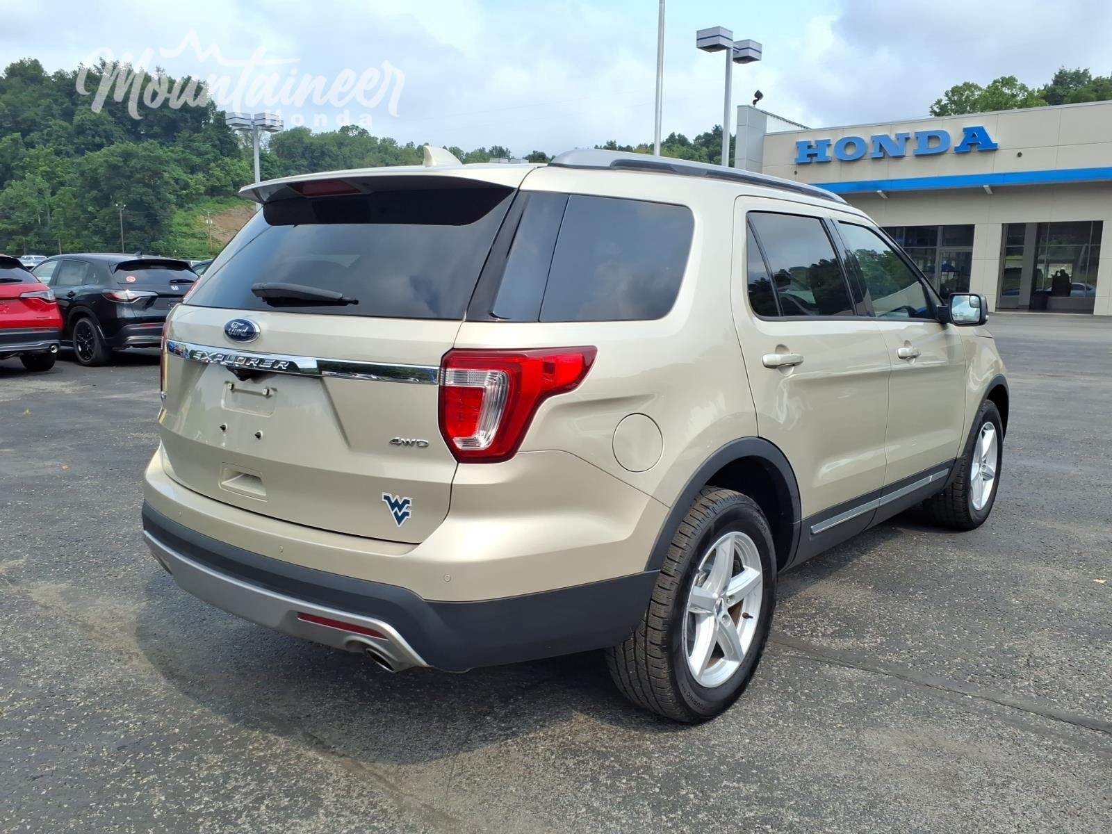 Used 2017 White Gold Ford XLT image 6