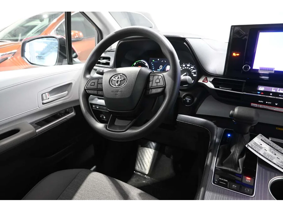 2026 Toyota Sienna LE - Photo 26