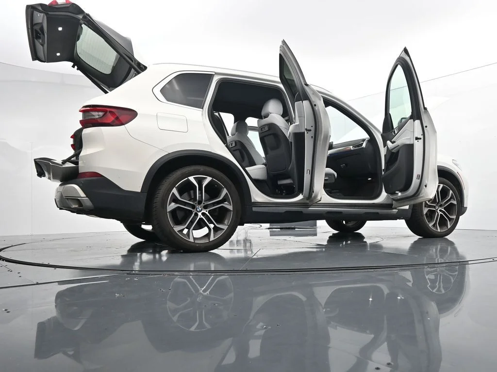 Used 2023 White BMW xDrive40i image 28