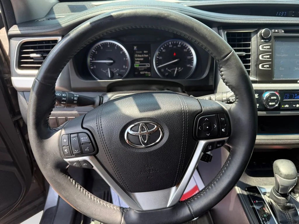 Used 2018 Gray Toyota SE image 17