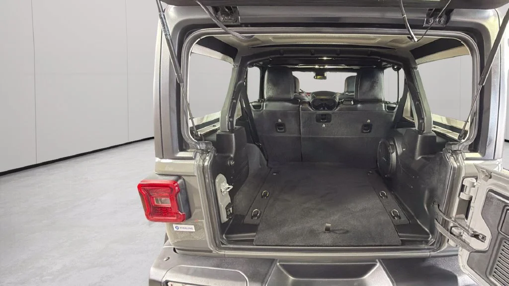 Used 2021  Jeep Unlimited Rubicon image 25