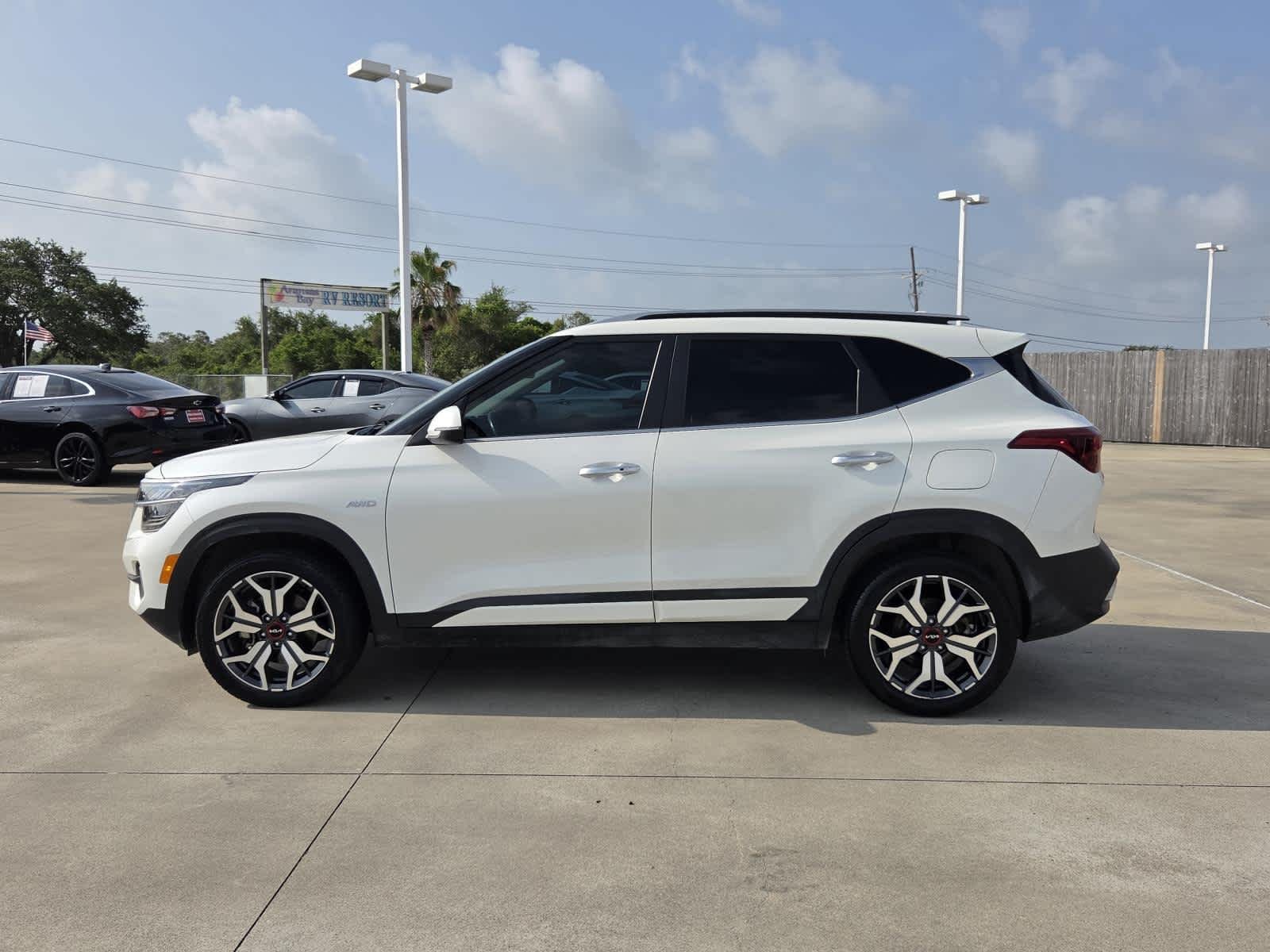 Used 2023 Snow White Pearl Kia SX image 2