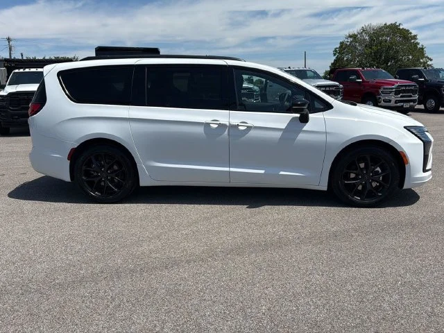 New 2027 White/off-white Chrysler Limited image 9
