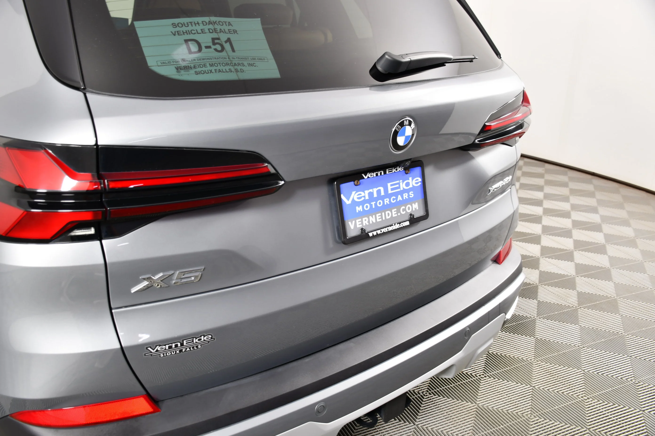 Used 2024 Skyscraper Grey Metallic BMW xDrive40i image 15