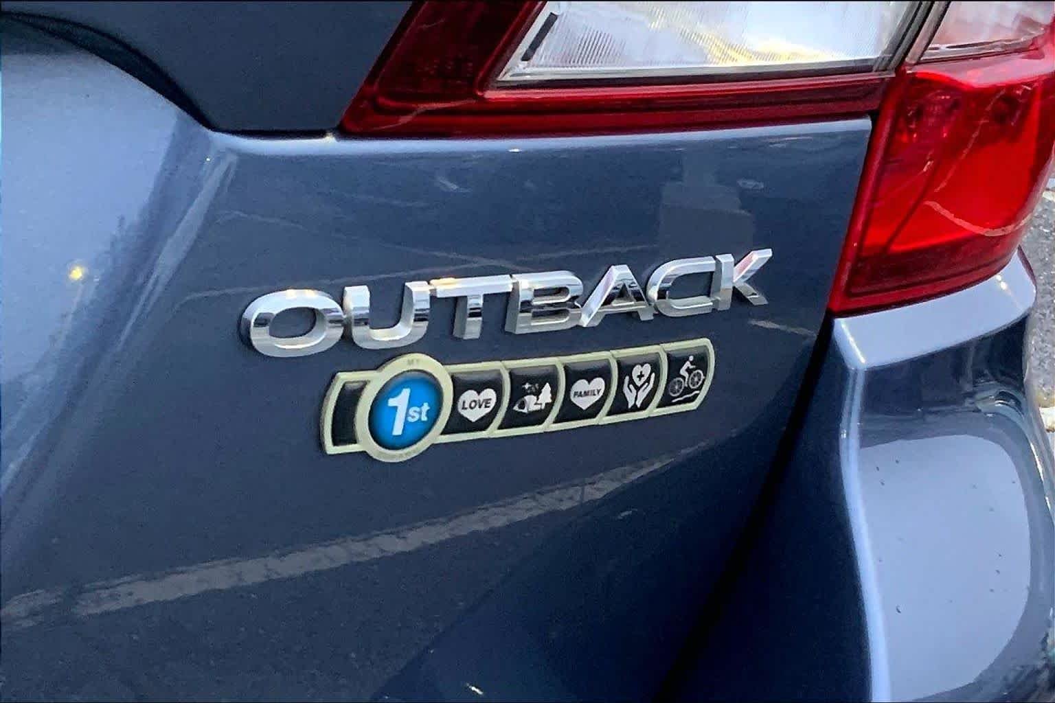 Used 2018 Twilight Blue Metallic Subaru Limited image 9
