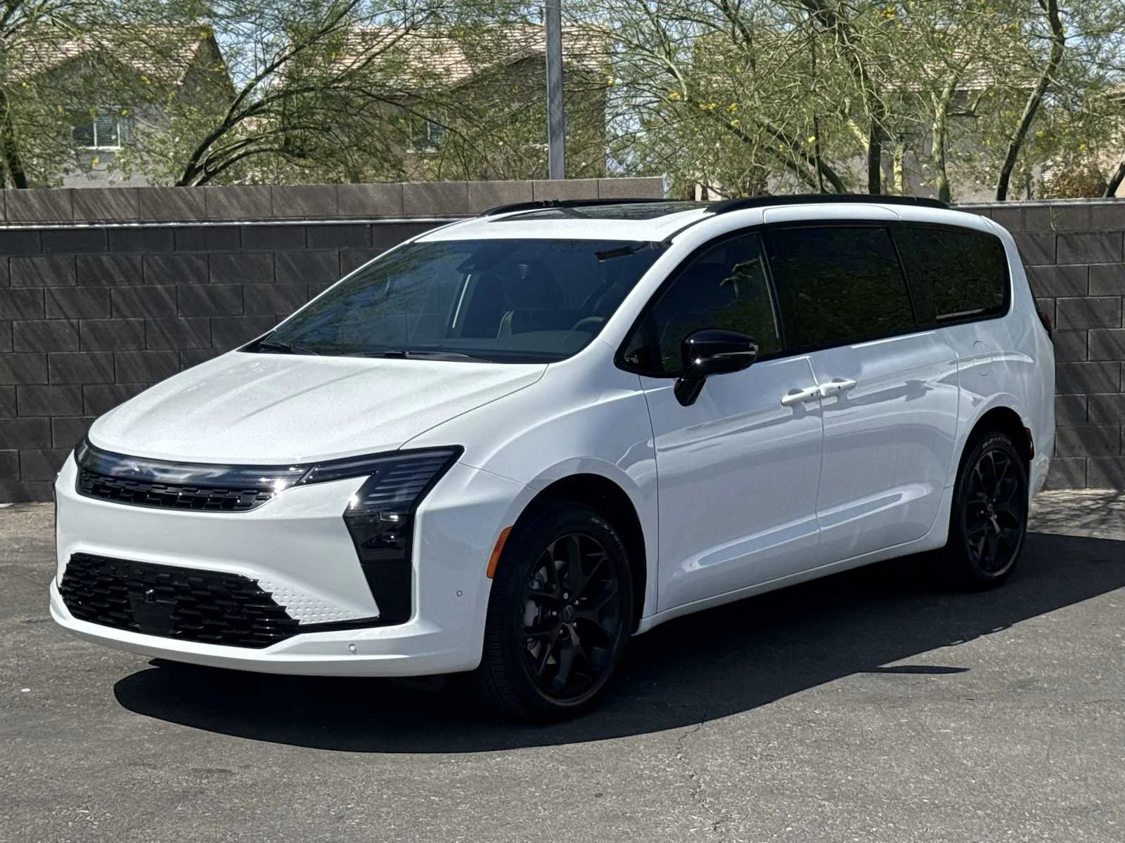 New 2027 Bright White Clear-Coat Exterior Paint Chrysler Limited image 4