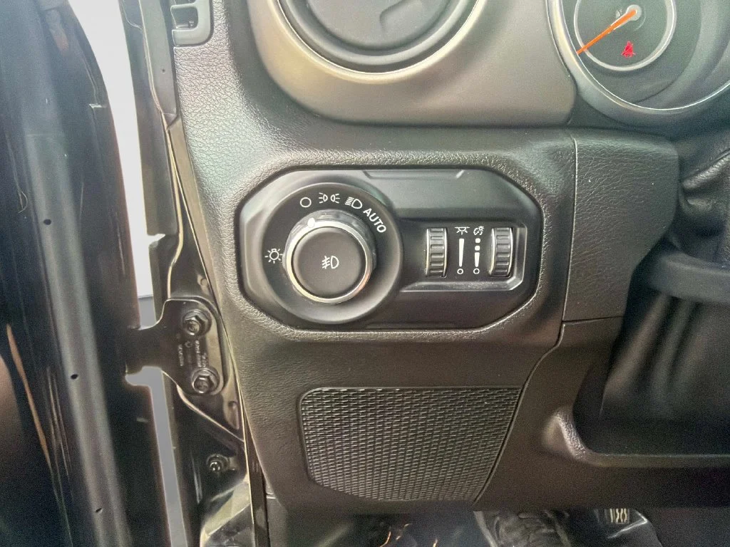 Used 2018 Black Jeep Sport S image 25