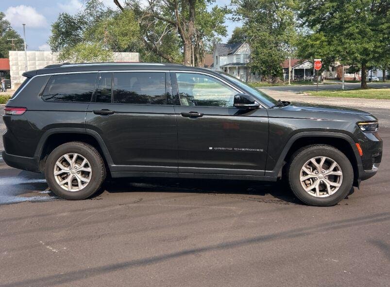 Used 2021 Rocky Mountain Pearlcoat Jeep Limited image 2