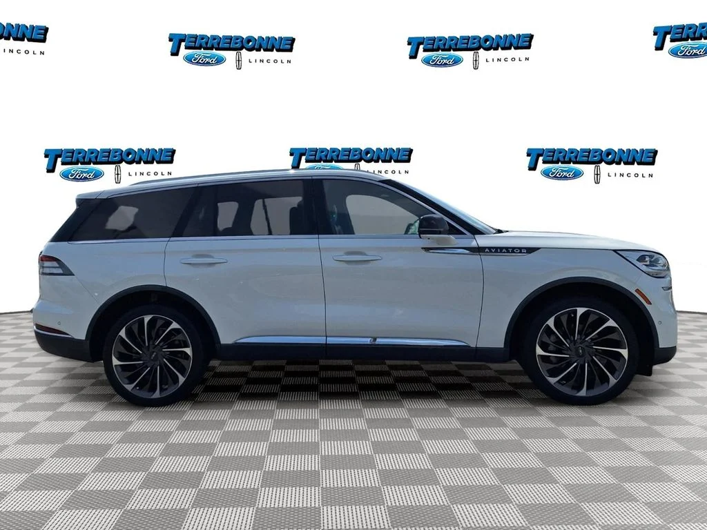Used 2020 White Metallic Lincoln Reserve image 4
