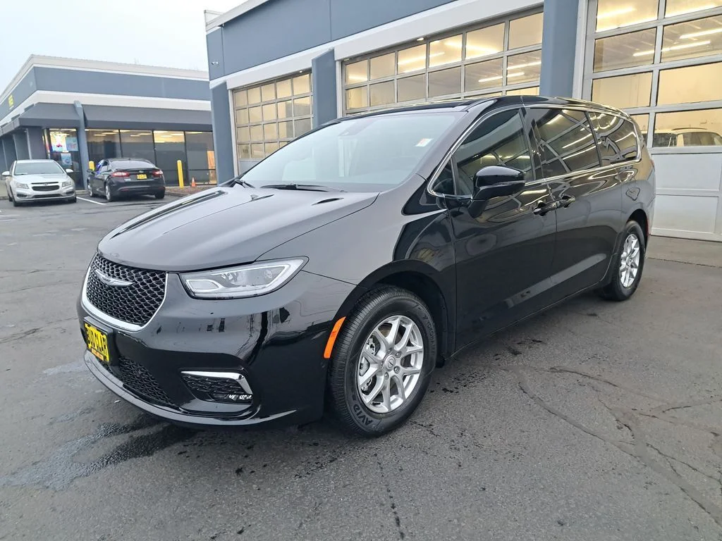 2026 Chrysler Pacifica Select's photo