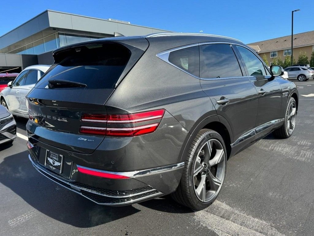 Certified Used 2026 Makalu Gray Genesis 3.5T Prestige image 3