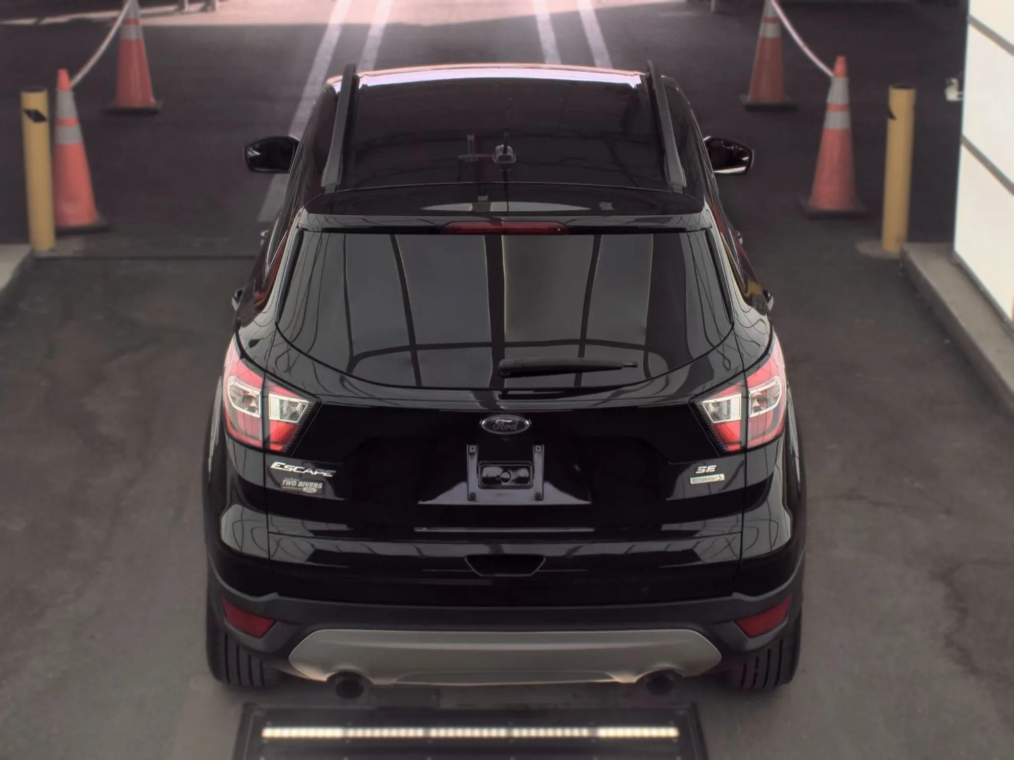 Used 2018 Shadow Black Ford SE image 5