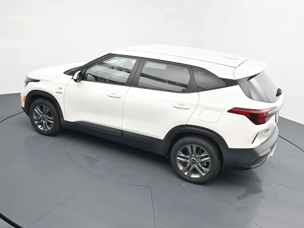 Used 2022 White Kia LX image 24