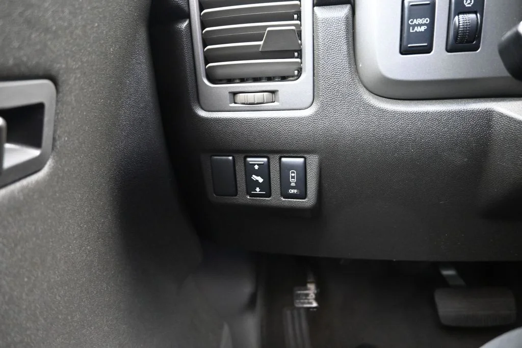 Used 2005 Silver Nissan SE image 14
