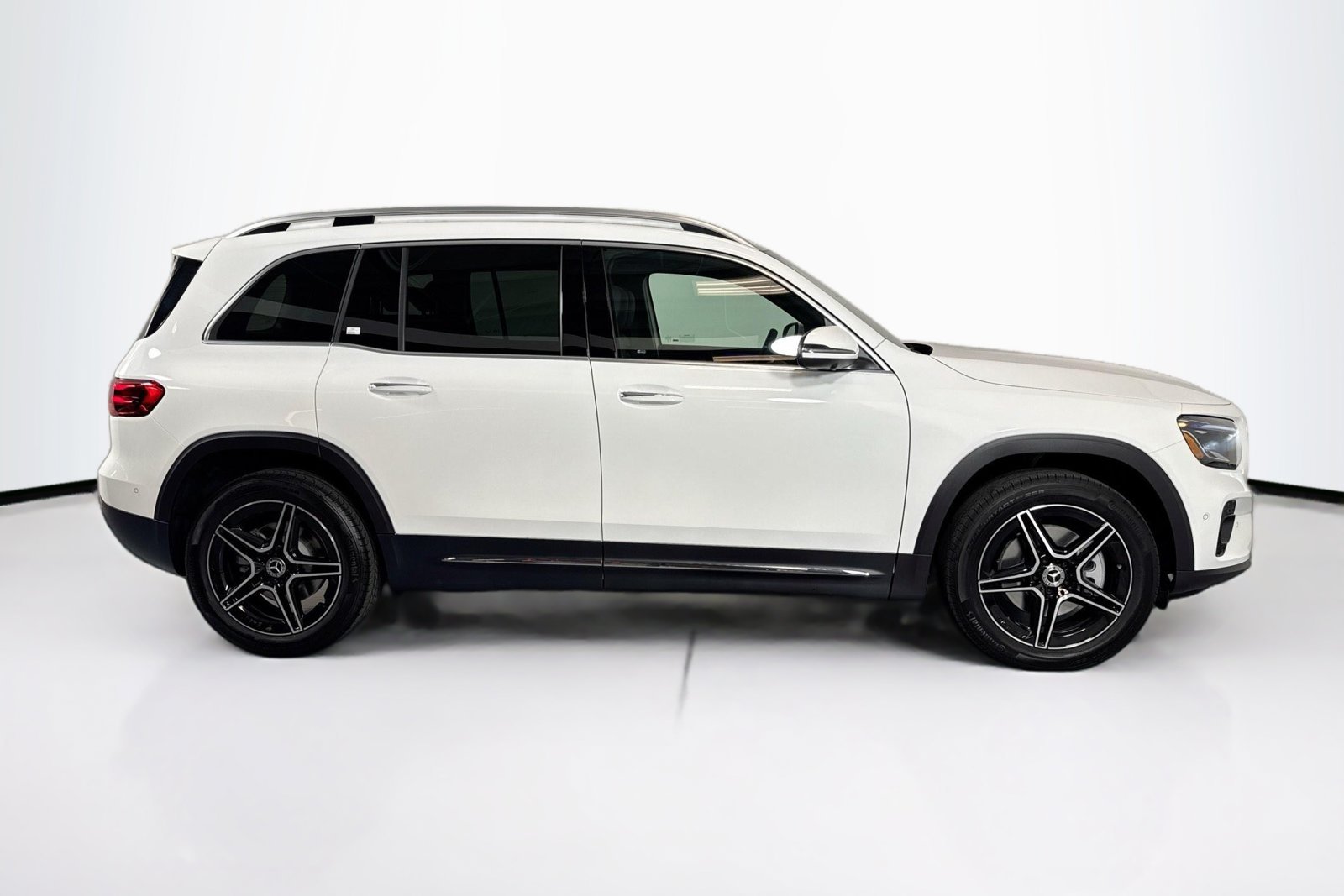 New 2026 Polar White Mercedes-Benz GLB 250 image 4