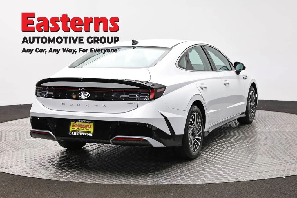 Used 2025 White Hyundai SEL image 5
