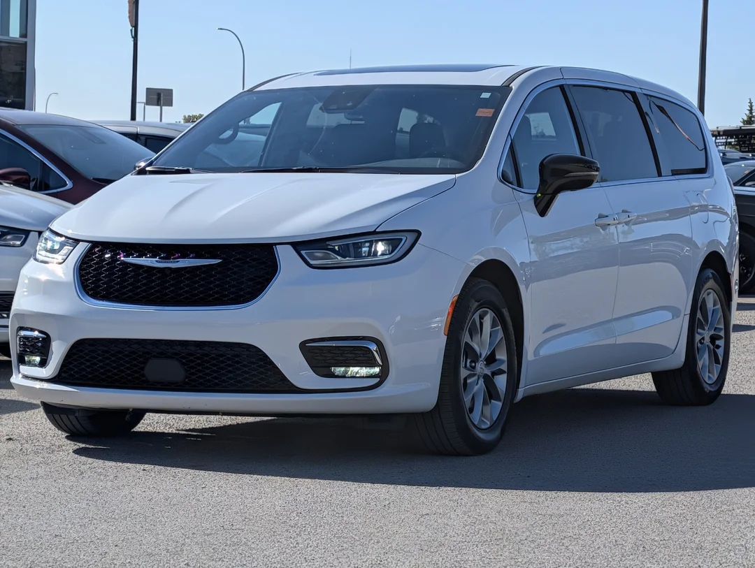 Used 2026 White Chrysler Limited - Nappa Leather - Heated Wheel - Remote Start - Panoramic Sunroof & More image 4