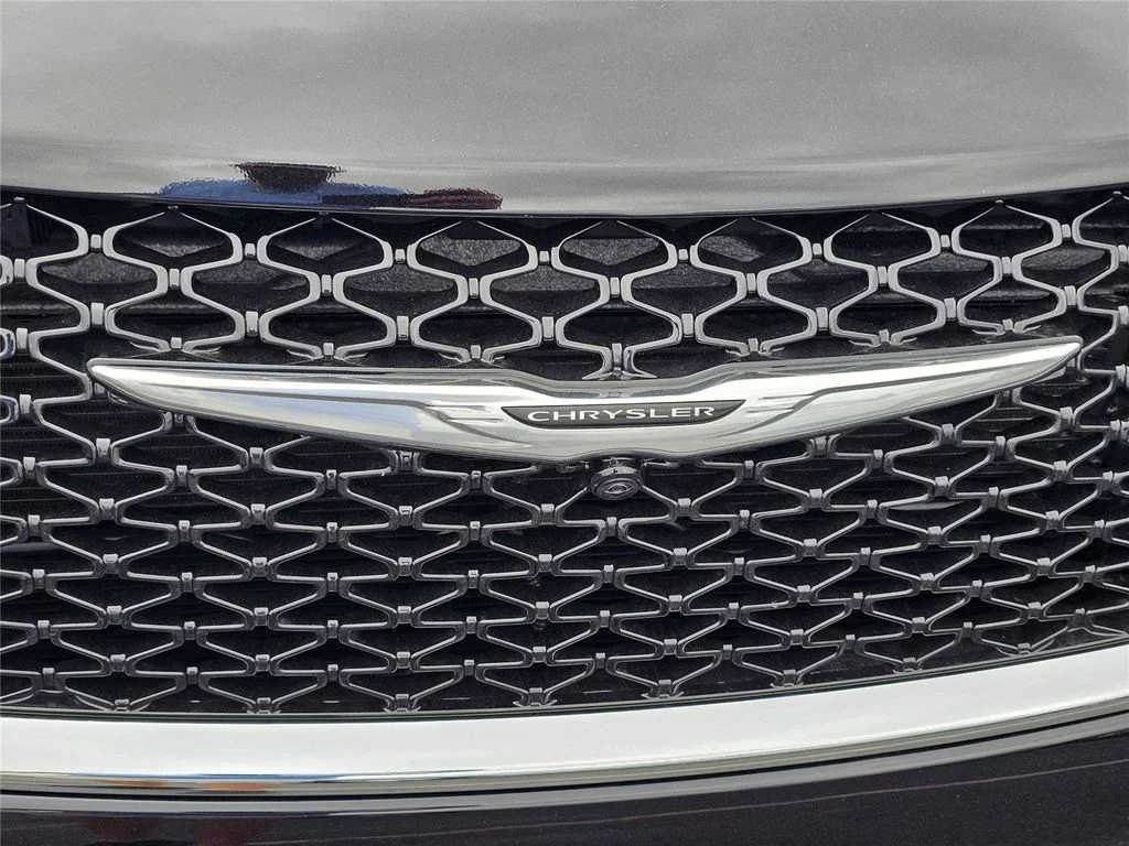New 2026 Diamond Black Crystal Pearl-Coat Exterior Paint Chrysler Select image 3