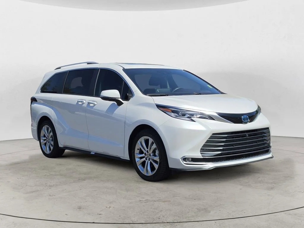 Used 2023  Toyota Platinum image 2