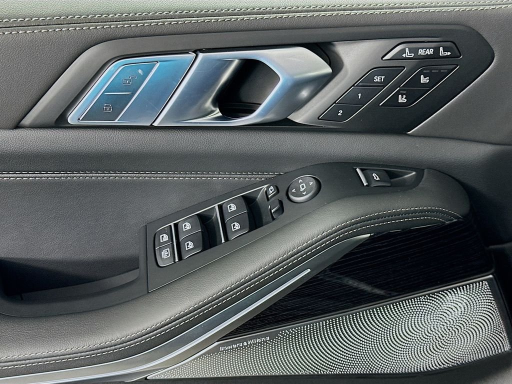New 2027 Black Sapphire Metallic BMW M60i image 20