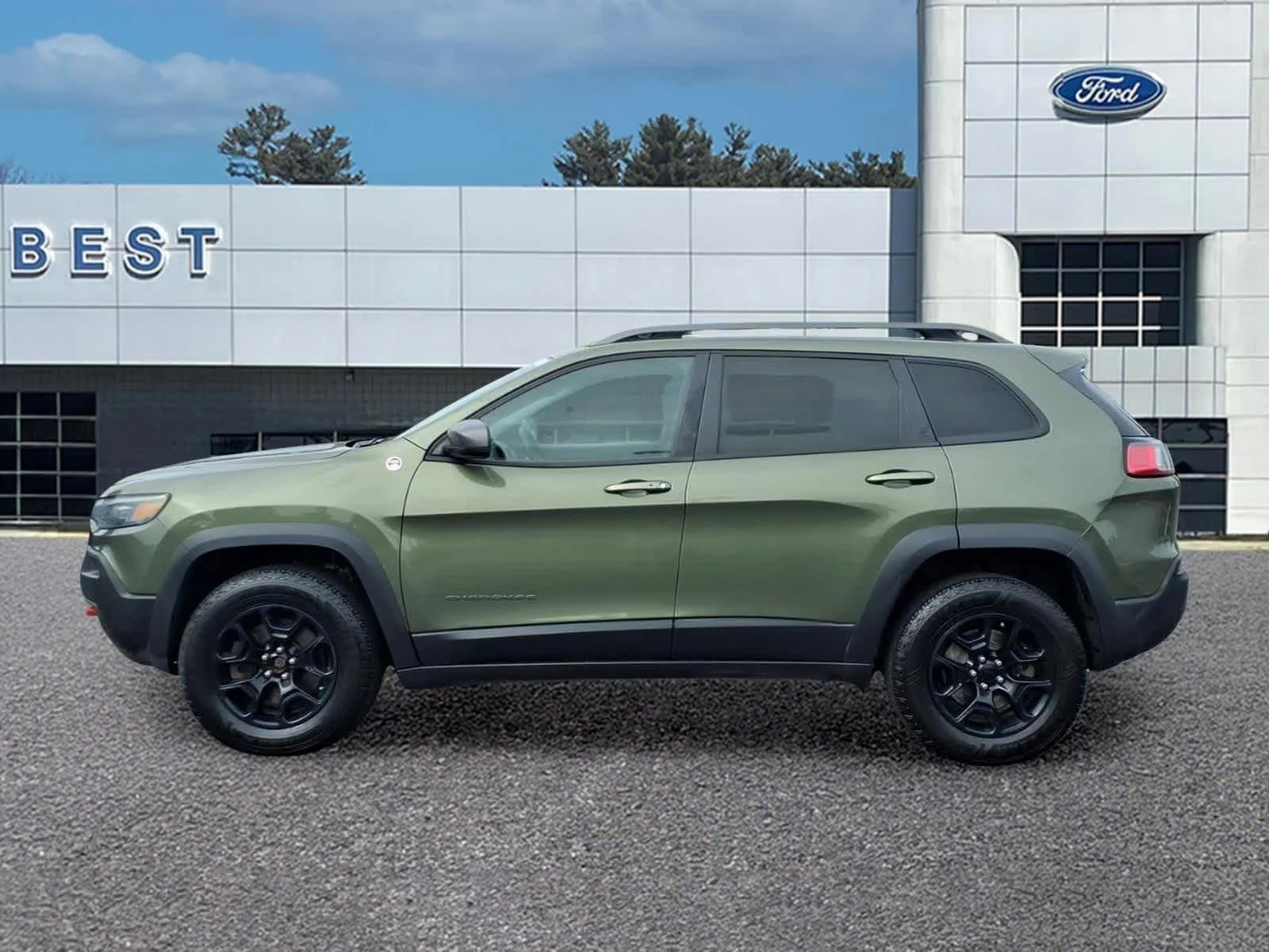 Used 2021 Olive Green Pearlcoat Jeep Trailhawk image 2