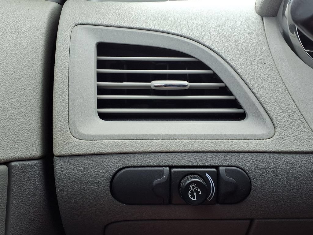 Used 2009 Summit White Chevrolet LT w/1LT image 21