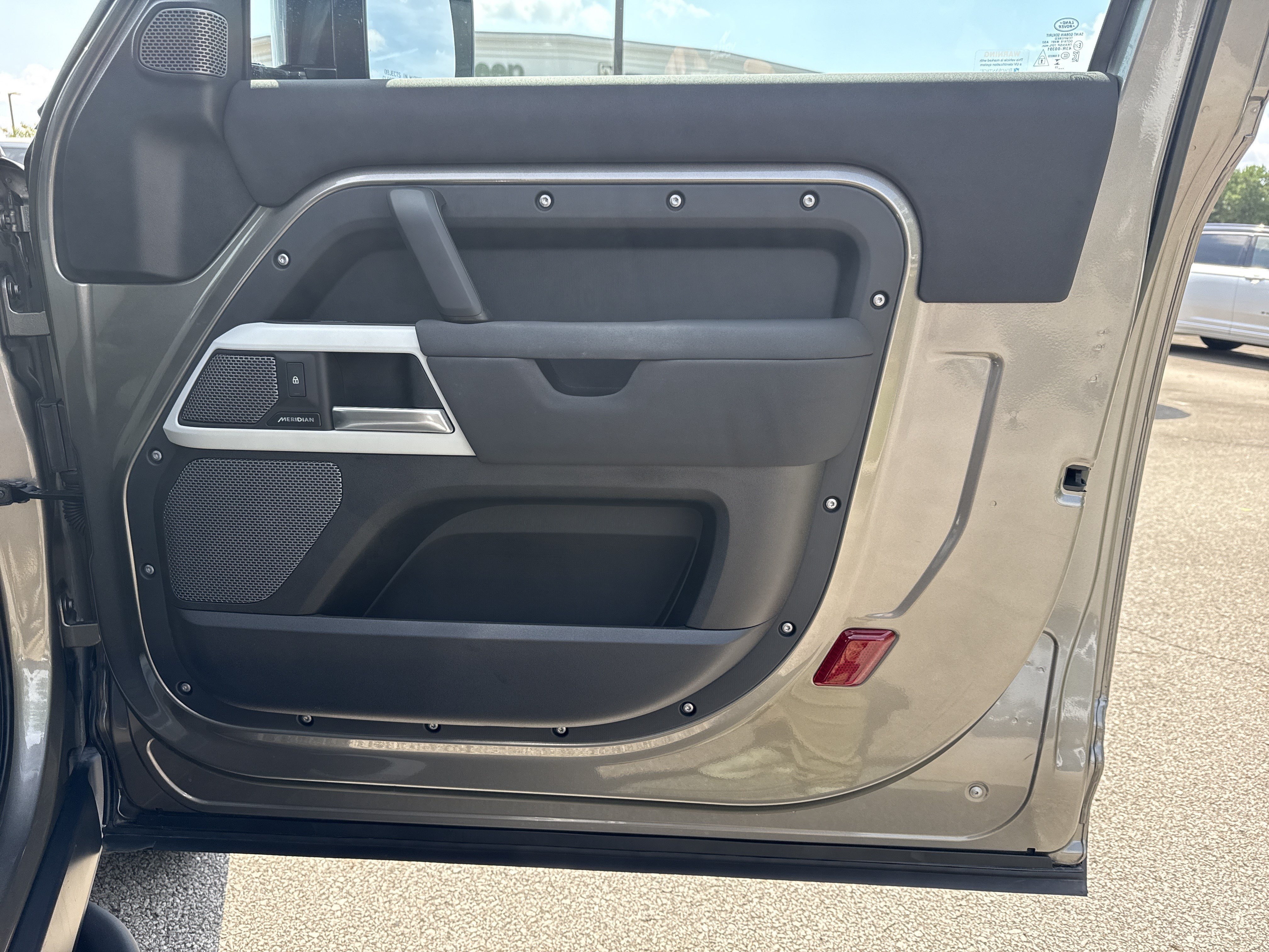 Used 2023  Land Rover S image 4