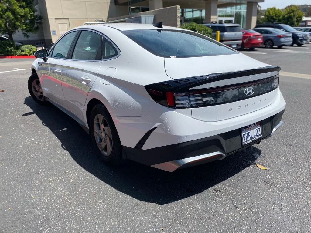 Used 2025 White Hyundai SE image 3