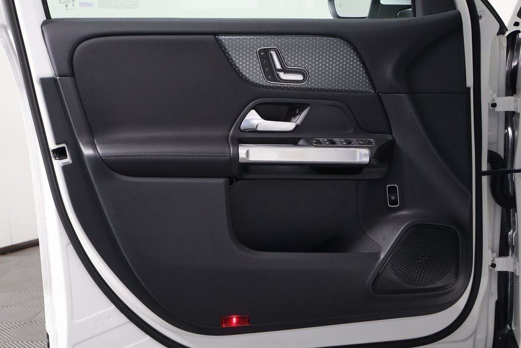New 2026 Polar White Mercedes-Benz GLB 250 image 7
