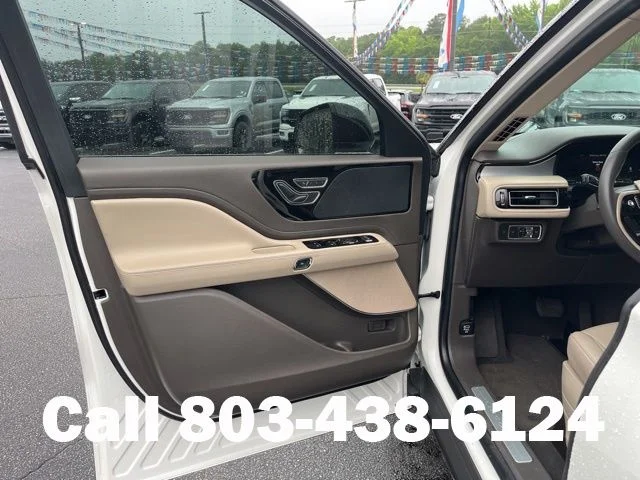 Used 2023 White Metallic Lincoln Standard image 4