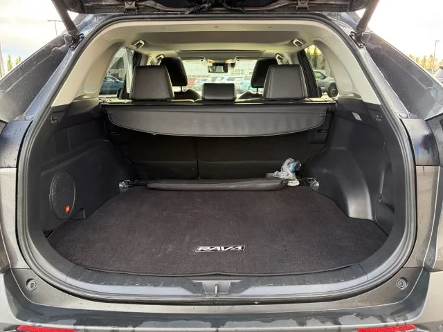 Used 2019 Gray Toyota XLE Premium image 23