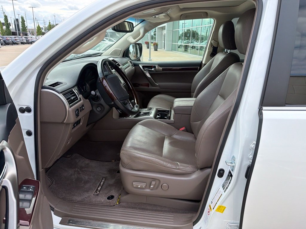 Used 2019 Starfire Pearl Lexus 460 image 2