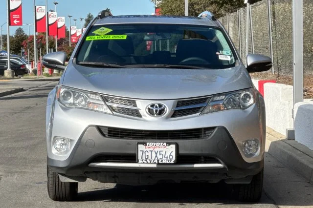 Used 2014 Silver Toyota XLE image 9