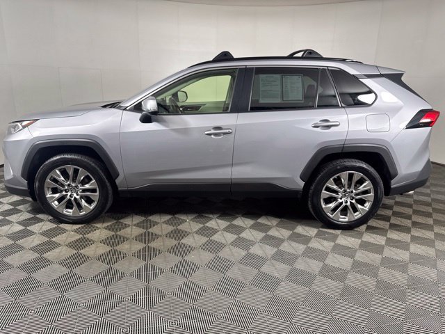 Used 2019 Silver Toyota XLE Premium image 7