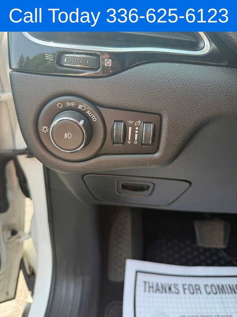 Used 2020 White Jeep Latitude Plus image 15