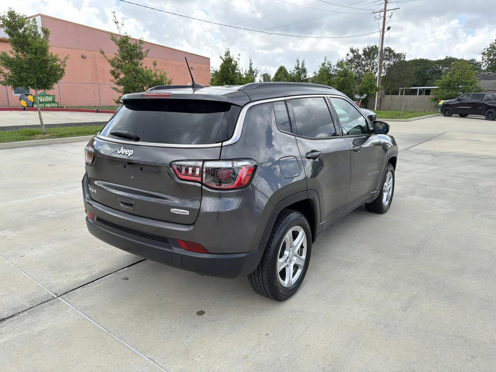 Used 2024 Gray Jeep Latitude 4x4 image 7