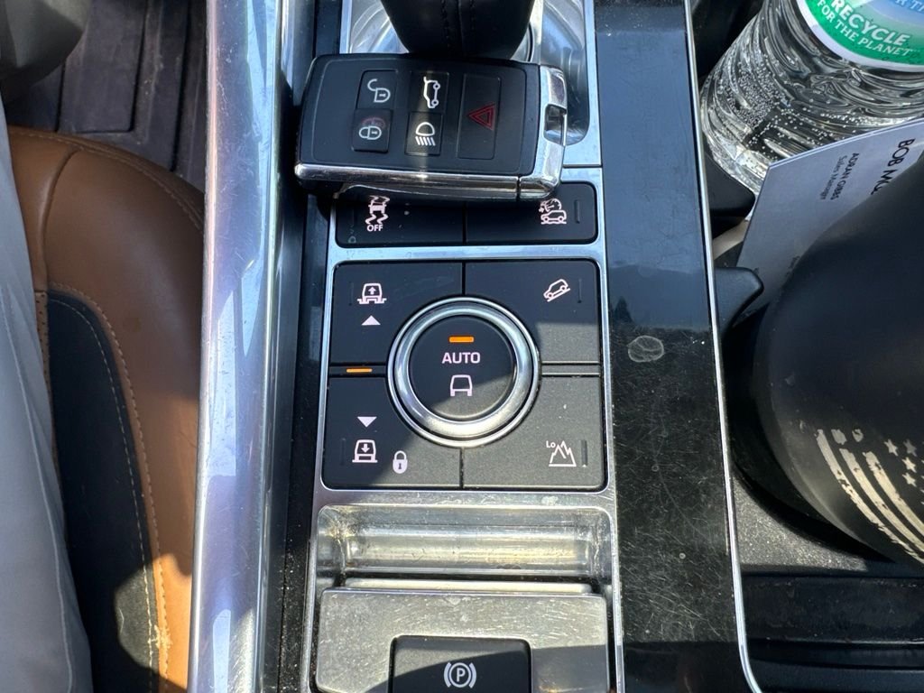 Used 2020 Black Land Rover HSE Dynamic image 13