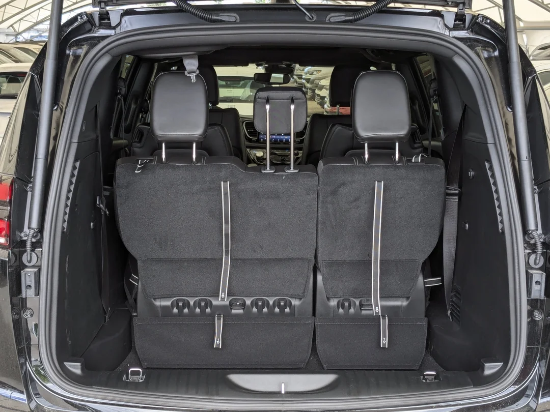 New 2027 Black Chrysler Select - - AWD - 3.6L Pentastar V6 - Adaptive Cruise Control - Blind Spot Monitor & More! image 29