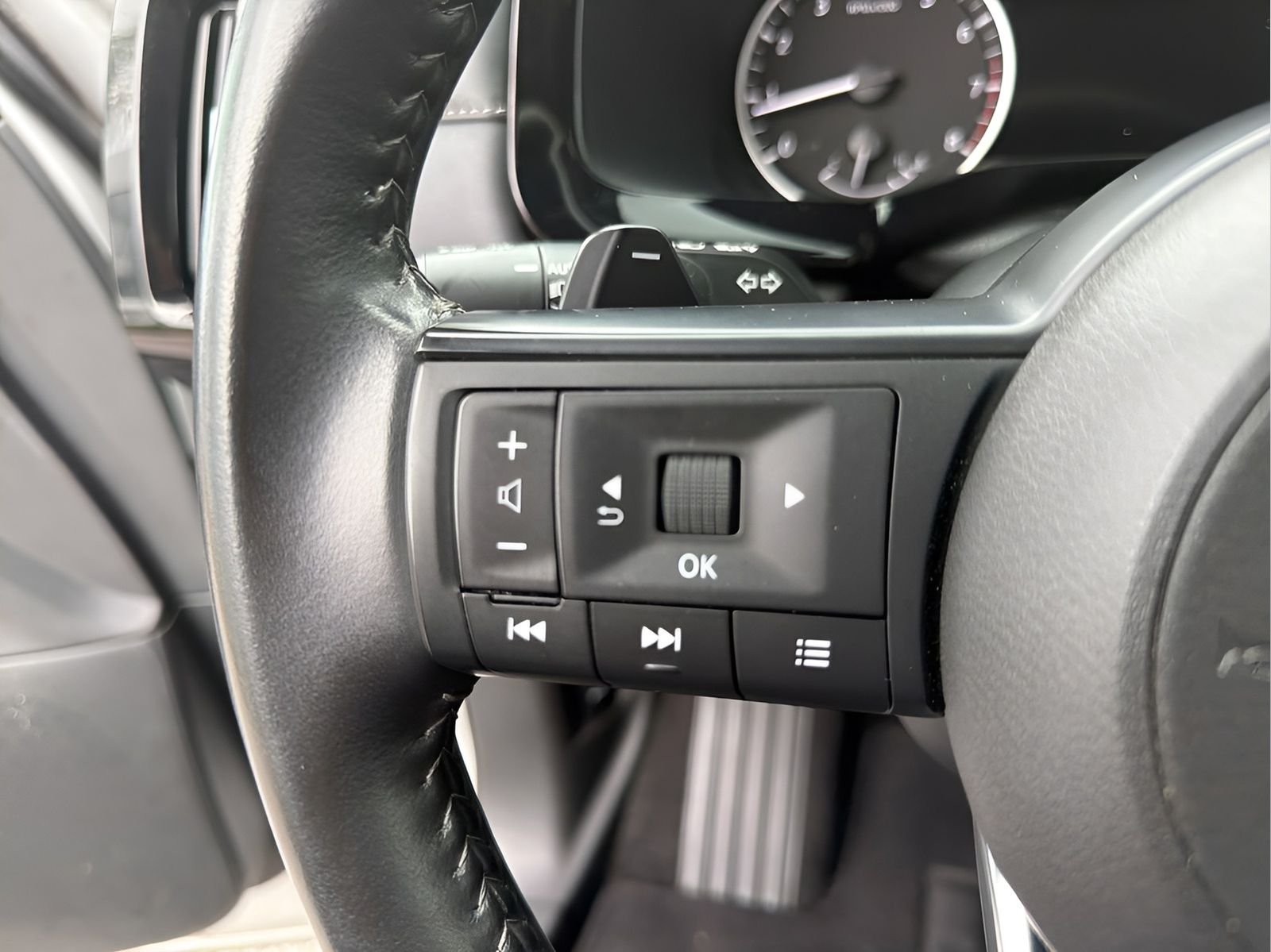 Used 2024 Silver Nissan SV image 30