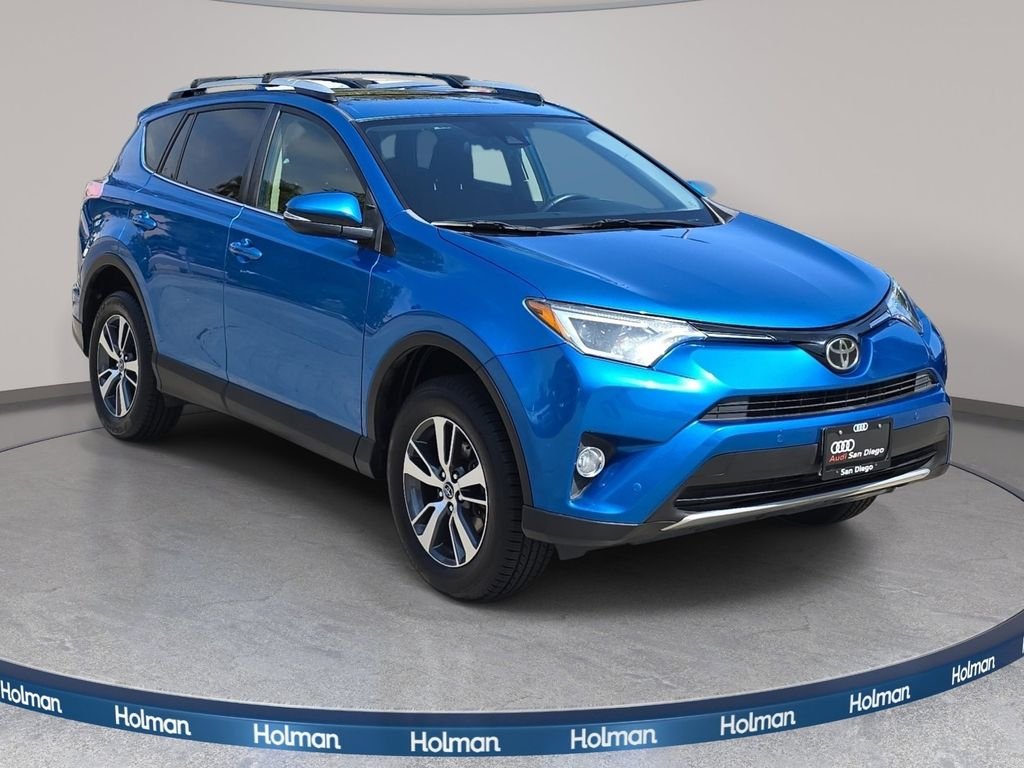 Used 2016  Toyota XLE image 4