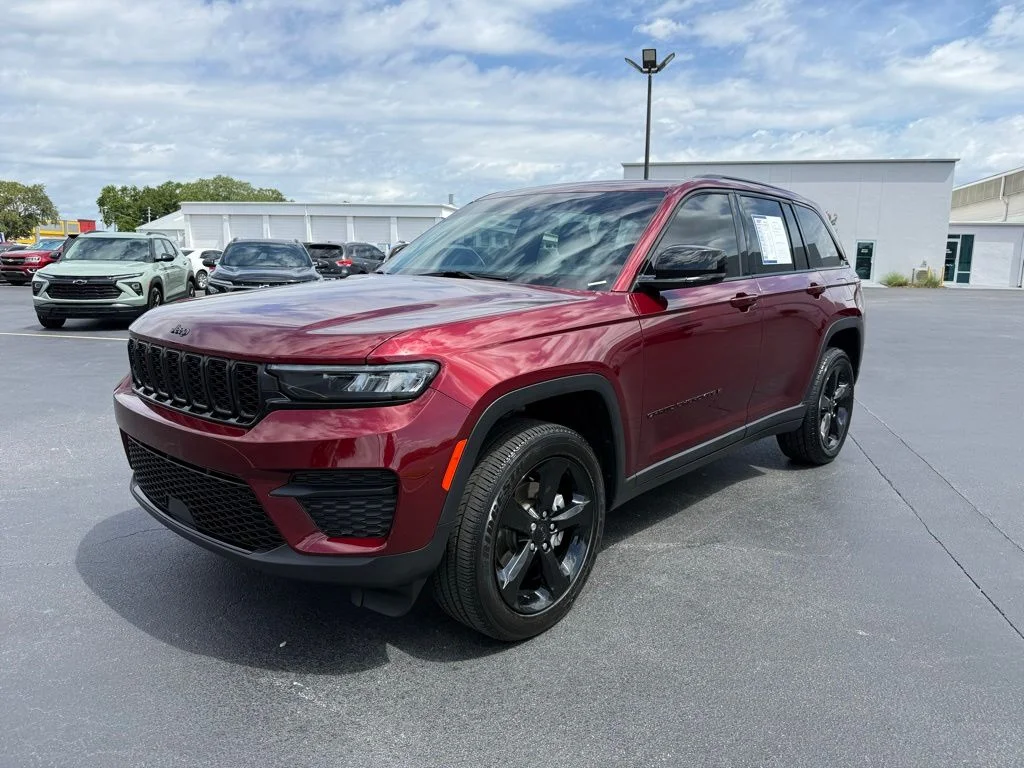 Used 2024 Red Jeep Altitude image 4