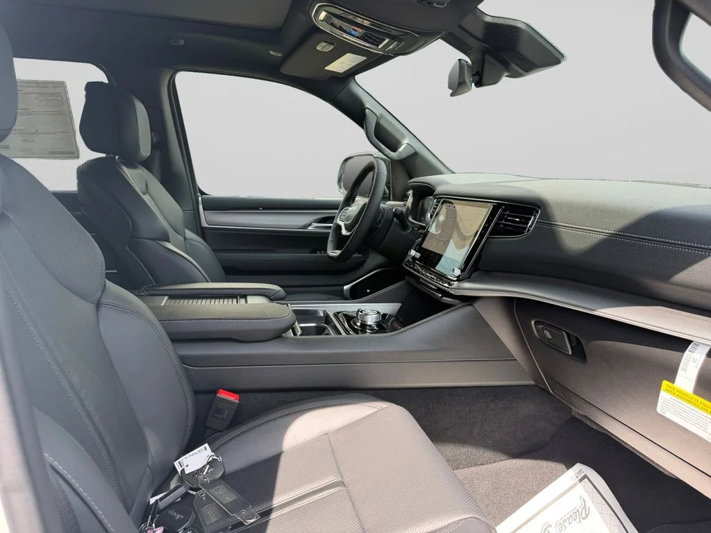 New 2026 Bright White Clear-Coat Exterior Paint Jeep Limited Altitude image 17