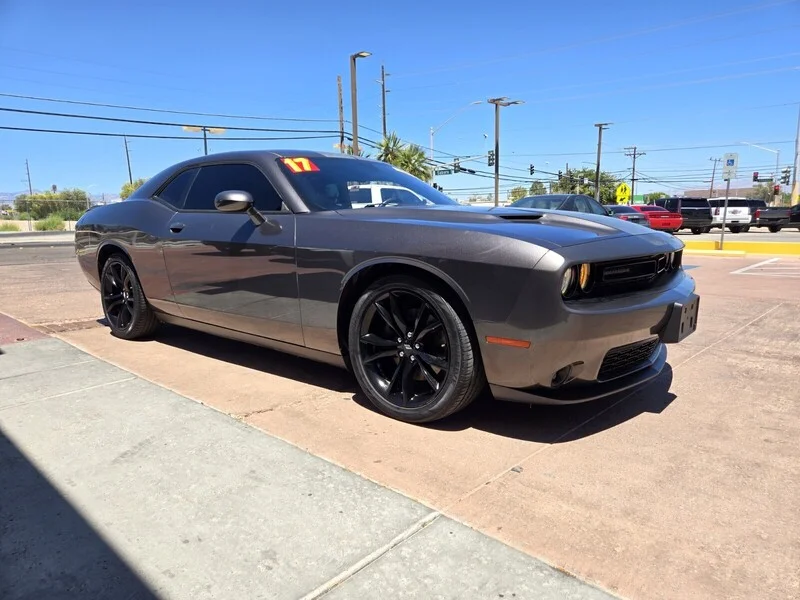 Used 2017 Granite Pearlcoat Dodge SXT image 4