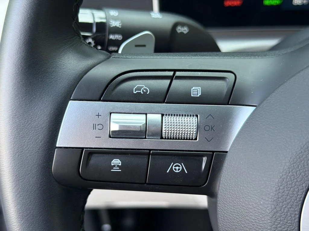 Used 2025 White Hyundai SEL Convenience image 25