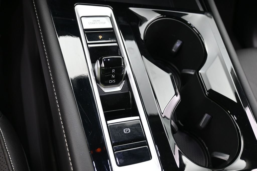 Used 2026  Volkswagen SE w/Technology image 12