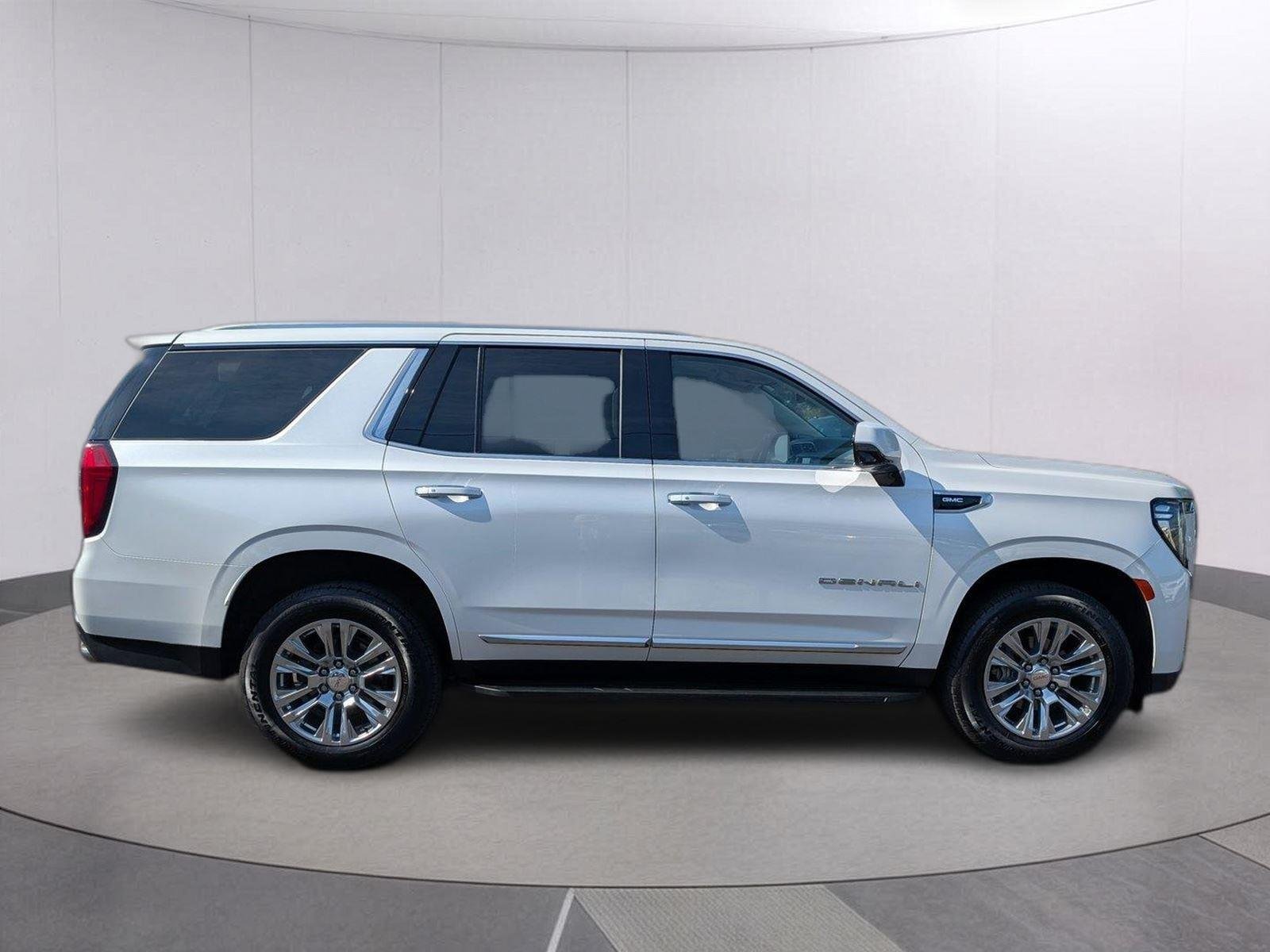 Used 2022 White Frost Tricoat GMC Denali image 6