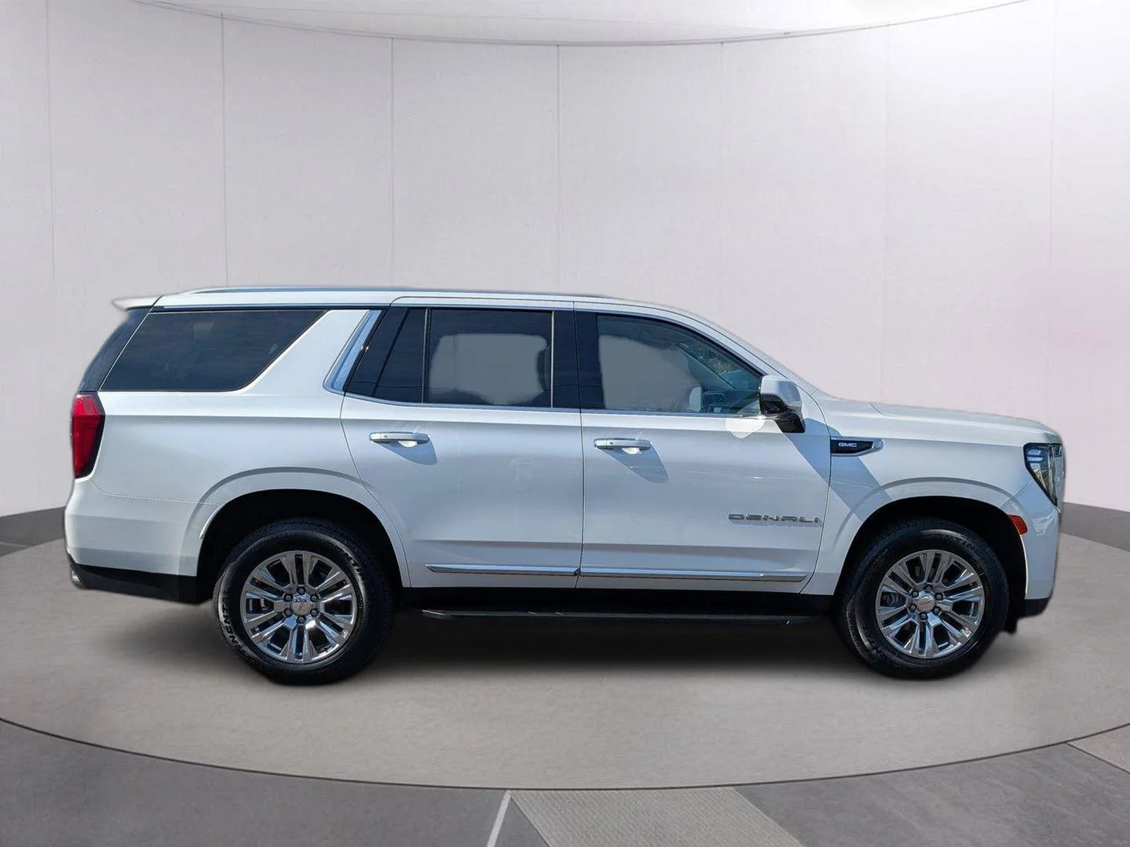 Used 2022 White Frost Tricoat GMC Denali image 6