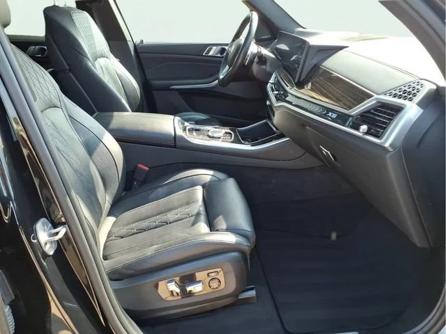 Used 2025  BMW xDrive50e image 25