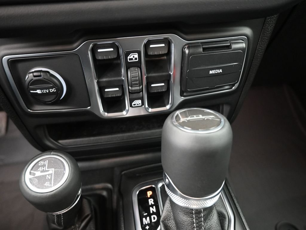 New 2026 Black Clearcoat Jeep Sahara image 9